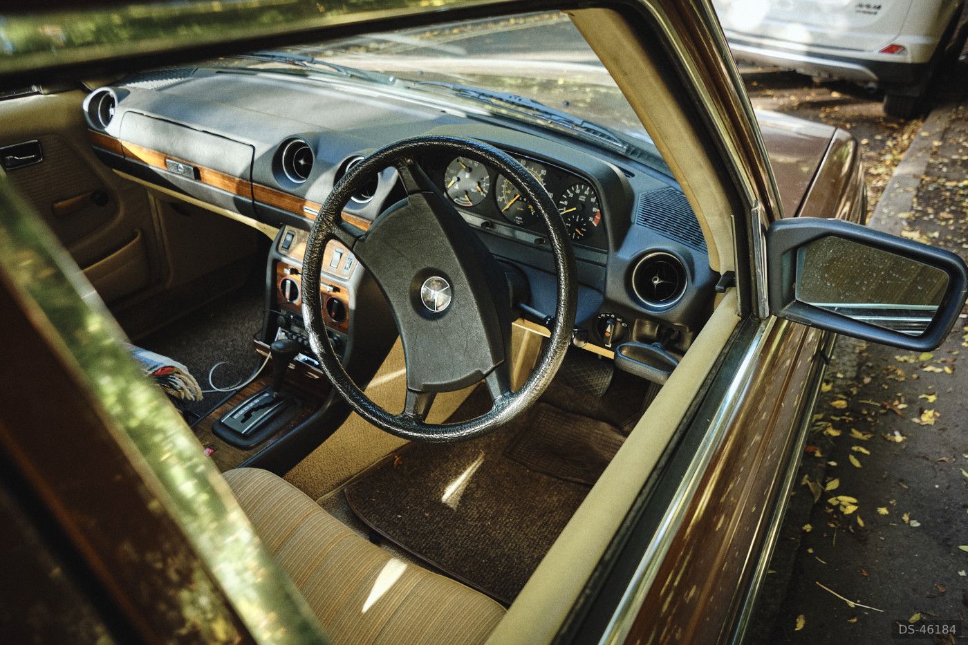 1983 Mercedes-Benz W123 in London 3